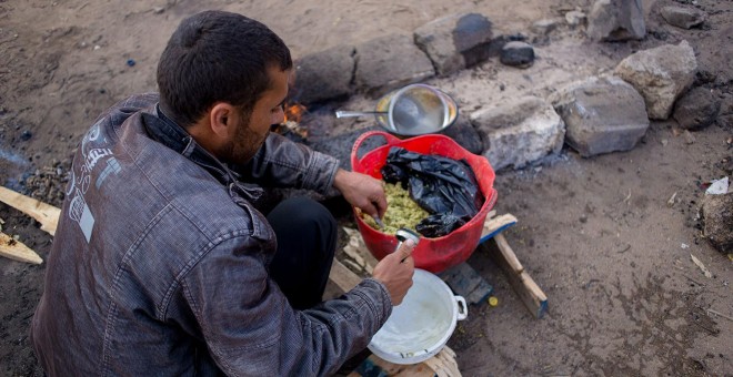 Uno de los refugiados sirios en el CETI de Melilla cocina falafeles en la puerta del centro. -JAIRO VARGAS