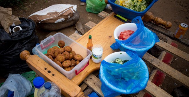 Puesto de falafel de Adnan Alali y sus compatriotas sirios en el CETI de Melilla. -JAIRO VARGAS