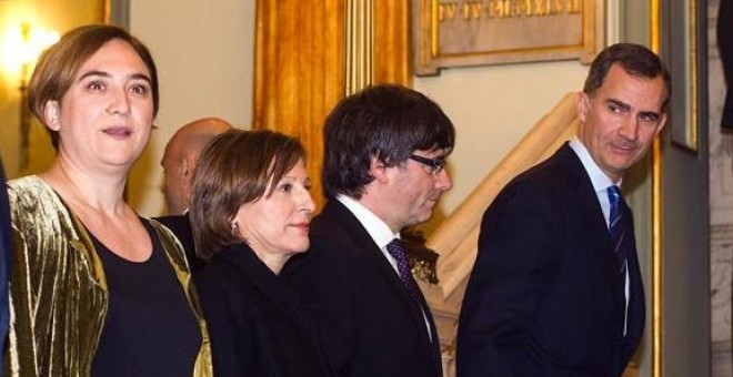 El rey Felipe VI, junto al presidente de la Generalitat, Carles Puigdemont (2d), la presidenta del Parlament, Carme Forcadell (c), y la alcaldesa de Barcelona, Ada Colau (2i), en el Gran Teatro del Liceo de Barcelona, donde se celebra la cena de bienvenid