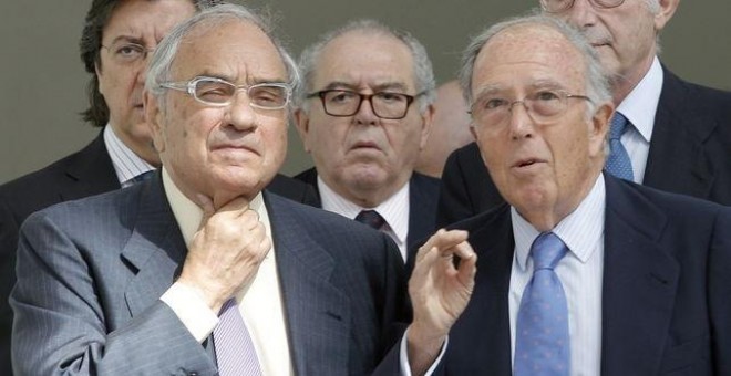 Martín Villa (primera fila a la izquierda), junto los exministros Pío Cabanillas, Eduardo Serra y Marcelino Oreja. EFE / Juan Carlos Cárdenas