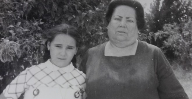Ascensión López Rodríguez, con su madre adoptiva