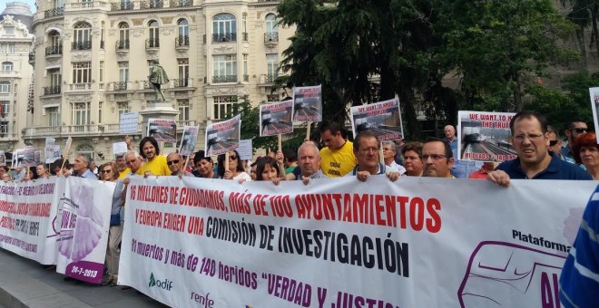 Imagen de la protesta de la Plataforma Víctimas Alvia 04155
