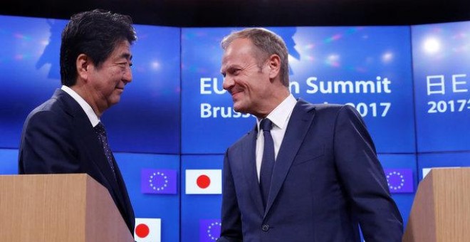 El primer ministro de Japón, Shinzo Abe, y el presidente del Consejo Europeo, Donald Tusk /REUTERS