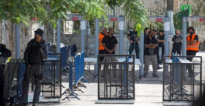 Los militares israelíes hacen guardia en la Puerta de los Leones, el acceso principal al complejo en el que se encuentra la Mezquita de Al Aqsa en Jerusalén (Israel). EFE/EPA/Atef Safadi