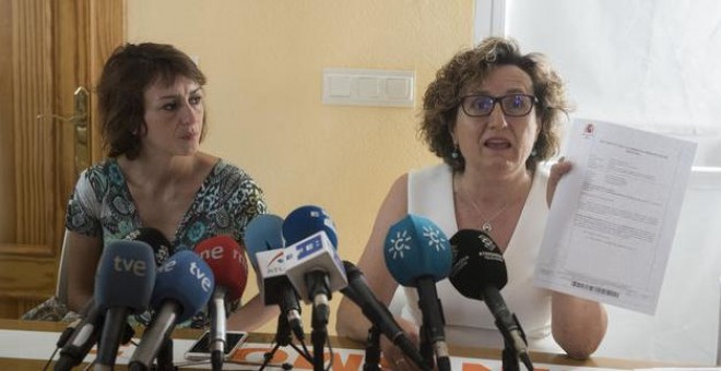 Juana Rivas comparece junto a la responsable del área de Igualdad del centro de la mujer de Maracena (Granada). EFE