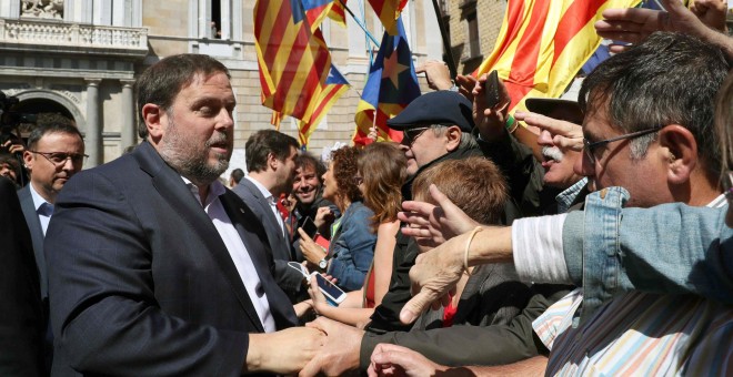 El vicepresidente del Gover, Oriol Junqueras, saluda a los concentrados este sábado en la Plaza de Sant Jaume de Barcelona, con los alcaldes catalanes que apoyan el referéndum del 1-O. EFE/Toni Albir
