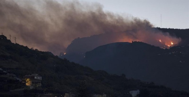 Cerca de 500 personas han sido desalojadas de sus viviendas en la cumbre de Gran Canaria por un incendio forestal. /EFE