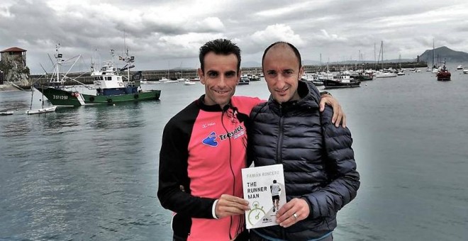 Fabián Roncero posa junto a su libro 'The runner man'.