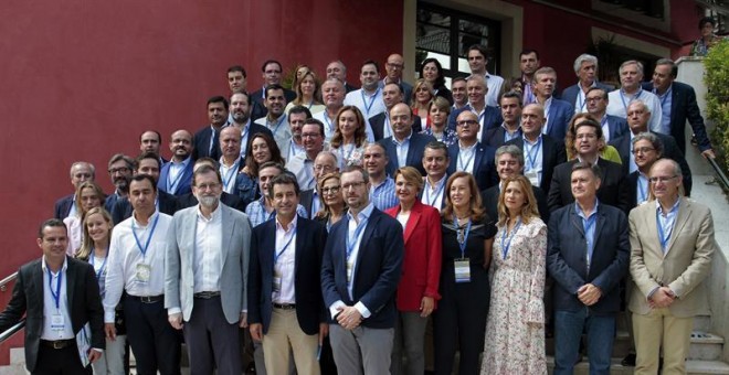 foto de familia de Rajoy con los presidentes provinciales del PP en Palma de Mallorca. EFE