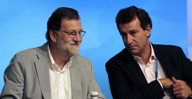 El presidente del Gobierno Mariano Rajoy (i), conversa con el presidente del PP balear, Biel Company (d), al inicio de la reunión de presidentes provinciales del PP que se celebra en Palma. EFE/Lliteres
