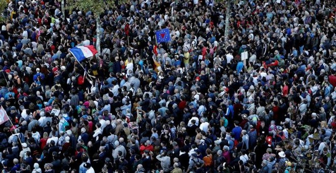 Miles de manifestantes escuchan el discurso de Jean-Luc Mélenchon, en la manifestación contra las reformas laborales del Gobierno de Emmanuel Macron. EFE / EPA / YOAN VALAT