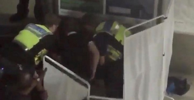 Una imagen de un vídeo con los servicios sanitarios atendiendo a uno de los heridos en Londres. /REUTERS
