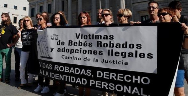 Un grupo de víctimas de bebés robados y adoptados ilegales durante una concentración ante el Congreso de los Diputados / EFE