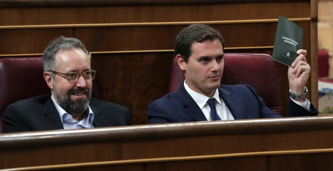 El líder de Ciudadanos, Albert Rivera, muestra un ejemplar de la Costitución, junto al diputado Juan Carlos Girauta, durante del debate del cupo vasco en el pleno del Congreso de los Diputados.EFE/Zipi