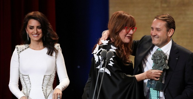 Isabel Coixet (centro) recibe el Goya a la Mejor Película.  REUTERS/Susana Vera