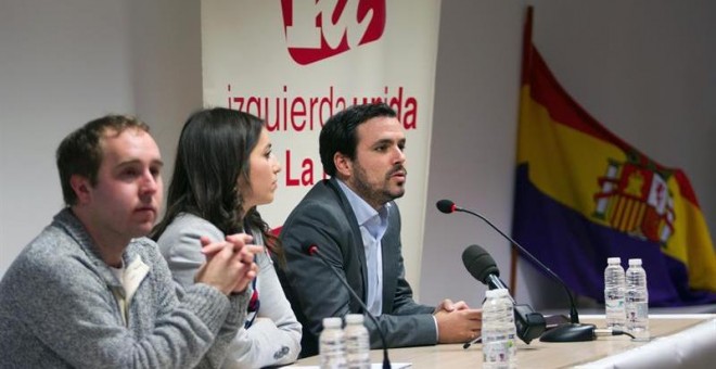 El coordinador general de IU, Alberto Garzón (d), acompañado por la concejal, Idoia Eguileor (c), y el coordinador general de IU, en La Rioja, Diego Mendiolaha (d), durante su participación en un acto público de Izquierda Unida celebrado hoy en Logroño. E