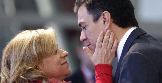Pedro Sánchez saluda a la vicepresidenta del Partido de los Socialistas Europeos, Elena Valenciano. EFE/Ángel Díaz