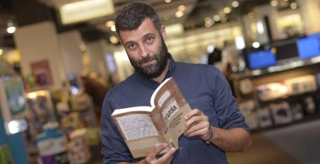 Nacho Carretero con su libro 'Fariña'.