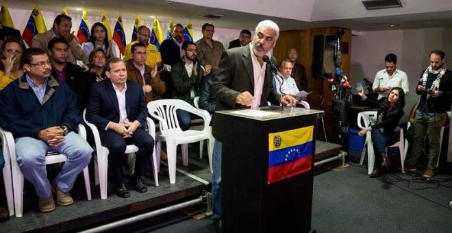 El coordinador político de la Mesa de Unidad Democrática (MUD), Ángel Oropeza, ofrece declaraciones en rueda de prensa. | MIGUEL GUTIÉRREZ (EFE)