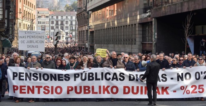 Manifestación de jubilados y pensionistas por las calles de Bilbao (Vizcaya) en defensa de unas pensiones dignas, del sistema público de pensiones y de su actualización en base al IPC. EFE/MIGUEL TOÑA