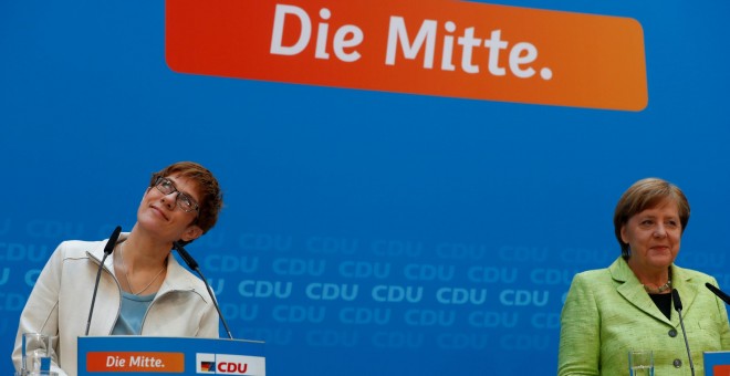 Angela Merkel, y el Primer Ministro del Estado de Sarre, Annegret Kramp-Karrenbauer. REUTERS