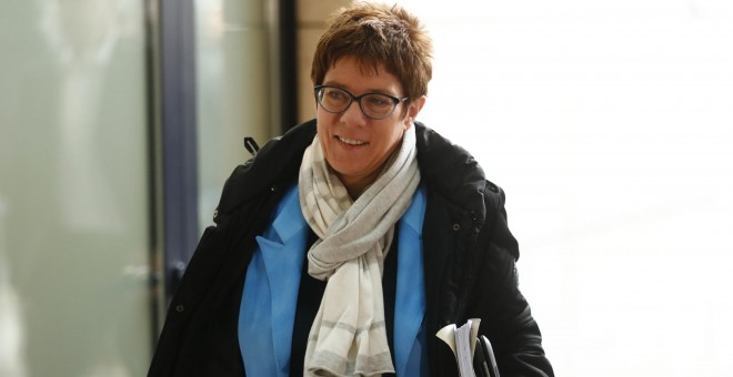 Annegret Kramp-Karrenbauer, de la Unión Demócrata Cristiana, llega a las conversaciones de la coalición. REUTERS