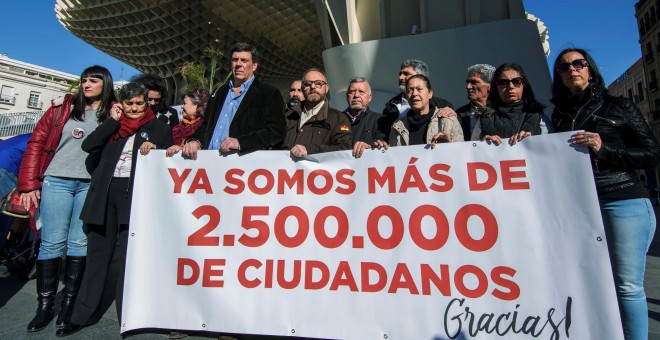 Juan Carlos Quer junto a familiares de asesinados en crímenes de especial crueldad, en su campaña en contra derogación de la prisión permanente revisable. EFE