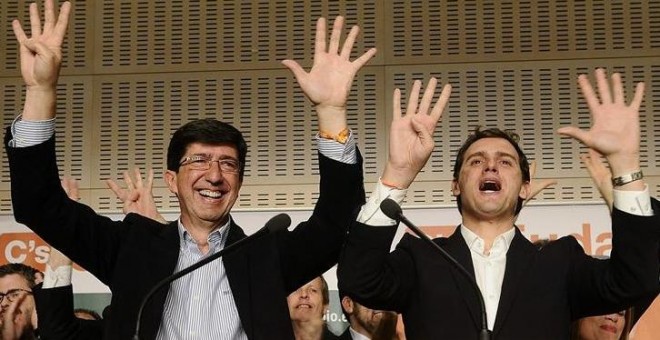 El candidato de Ciudadanos a la Presidencia de la Junta de Andalucia, Juan Marín, acompañado por el lider nacional, Albert Rivera, tras conocerse el resultado final de las elecciones andaluzas en 2015. EFE