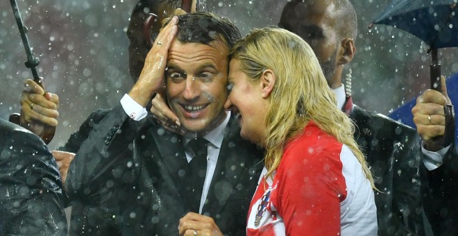Kolinda Grabar-Kitarovic, junto a Emmanuel Macron durante la final del Mundial. REUTERS