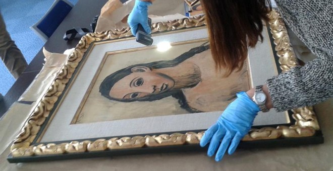 Fotografía facilitada por Aduanas francesas de la entrega a las autoridades españolas hoy en Córcega de la obra de Picasso 'Cabeza de mujer joven' / EFE