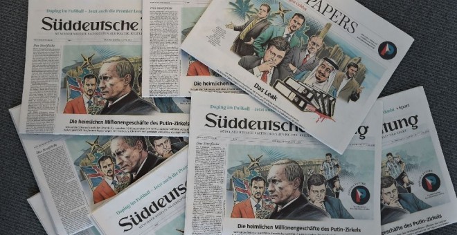 Varios ejemplares del periódico alemán Sueddeutsche Zeitung con portadas sobre la investigación de los 'papeles de Panamá'. AFP/ Christof Stache
