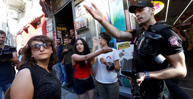 La policía antidisturbios turca dispersa a los activistas de los derechos LGBT que tratan de reunirse en el centro de Estambl para la celebrar el desfile del Orgullo, a pesar de ahber sido prohibido por el Gobierno. REUTERS / Murad Sezer