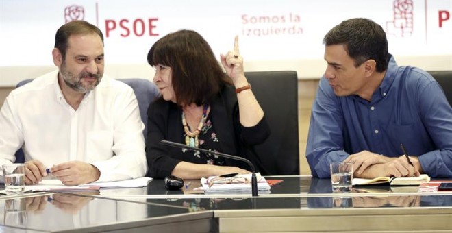 El secretario general del PSOE, Pedro Sánchez (d), la presidenta de la Comisión Ejecutiva Federal del PSOE, Micaela Navarro Garzón, y el secretario de la Organización federal, José Luis Ábalos (i). /EFE