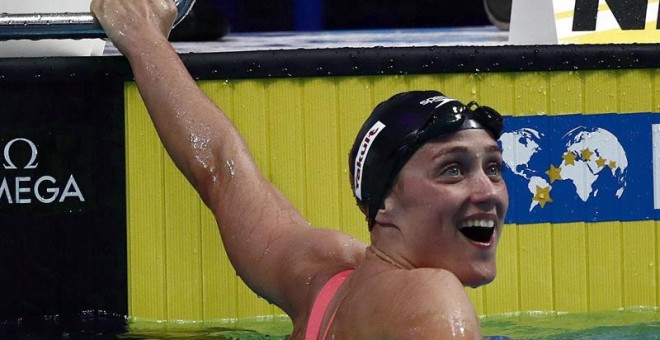 La nadadora española Mireia Belmonte tras conseguir la medalla de plata en la final de los 1.500m libres femeninos del Mundial de Natación que se disputa en Budapest (Hungría). EFE/Alberto Estévez