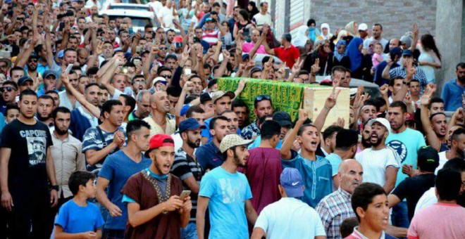 Miles de rifeños durante el funeral del activista Imad Atabi en Alhucemas.-