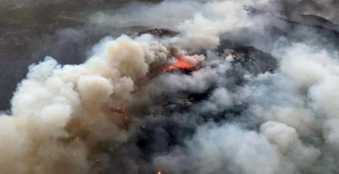 Fotografía facilitada por la Guardia Civil, del incendio de la cumbre de Gran Canaria tomada por un helicóptero de la Guardia Civil en la tarde de ayer, miércoles. /EFE