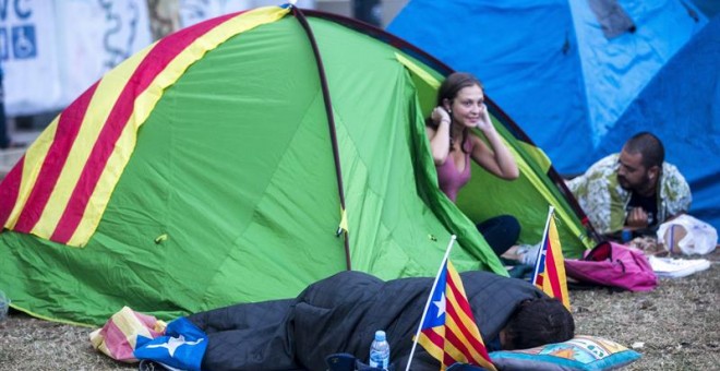 Una mujer sale de la tienda de camping, mientras otras aún duermen, frente a la sede del Tribunal Superior de Justicia de Catalunya (TSJCat) EFE/Quique García
