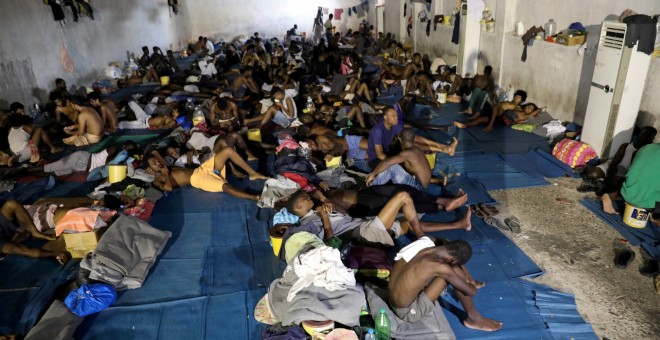 Cientos de personas hacinadas en un campo de detención de inmigrantes en Libia.- REUTERS