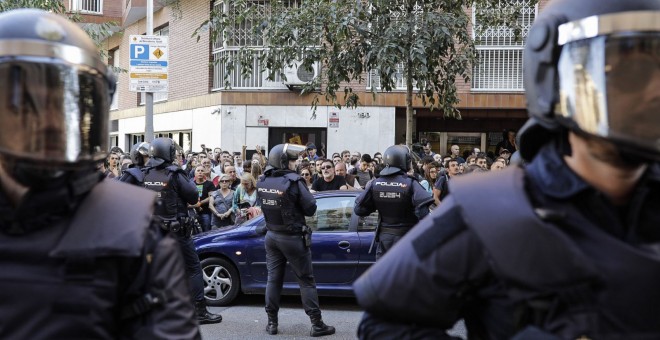 Efectius de la policia espanyola davant la seu de la CUP, el passat dimecres / XAVI HERRERO