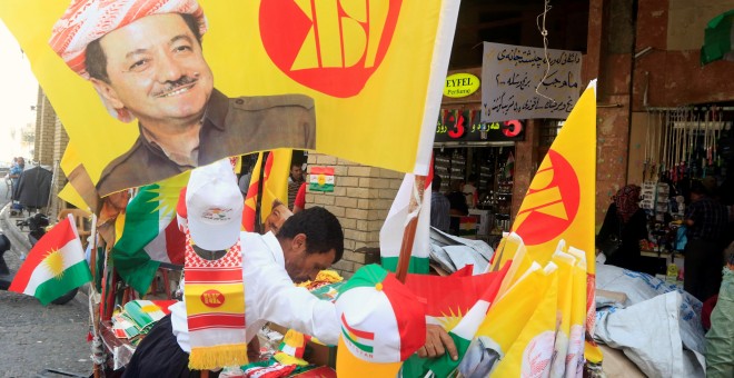 Un hombre vende material propagandístico a favor del referéndum de independencia del Kurdistán.REUTERS/Alaa Al-Marjani