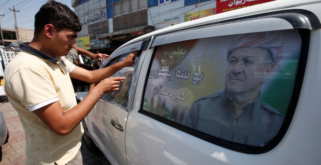 Un hombre decora su coche con propaganda en favor del referéndum de independencia del Kurdistán. REUTERS/Azad Lashkari