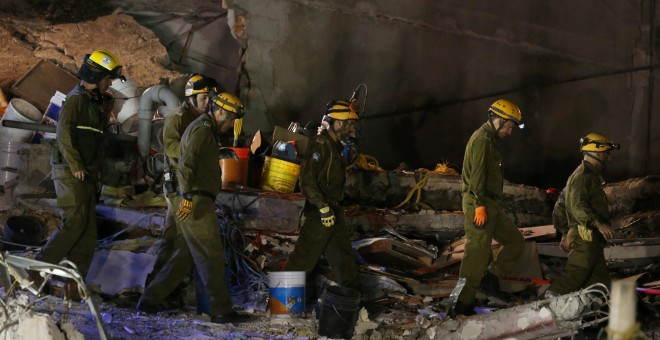 Un equipo de rescate israelí ayuda en las labores de búsqueda de supervivientes en Ciudad de México. /REUTERS