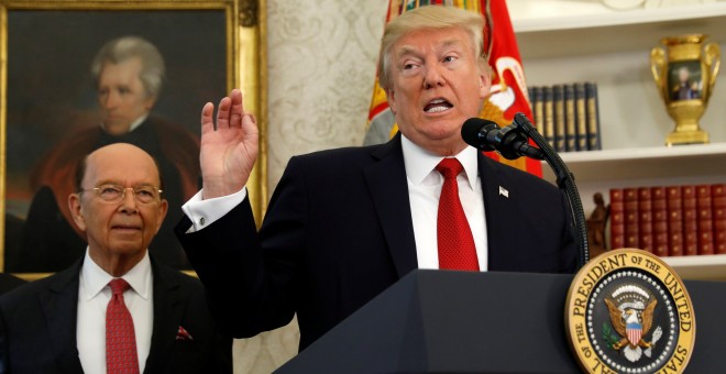 El presidente de EEUU, Donald Trump, y el secretario de Comercio, Wilbur Ross, en un acto en la Casa Blanca, en  Washington (EEUU). REUTERS/Kevin Lamarque