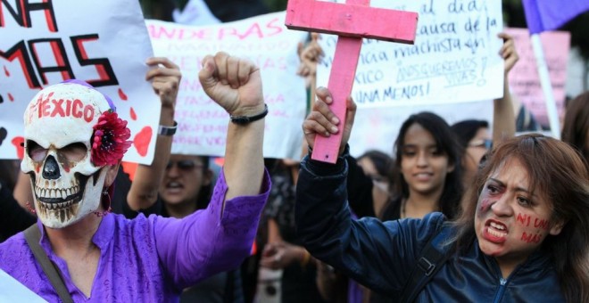 Ciudad de México. Al grito de 'Ni una menos' mujeres vestidas de negro salen a la calle con banderas y pancartas moradas. EFE