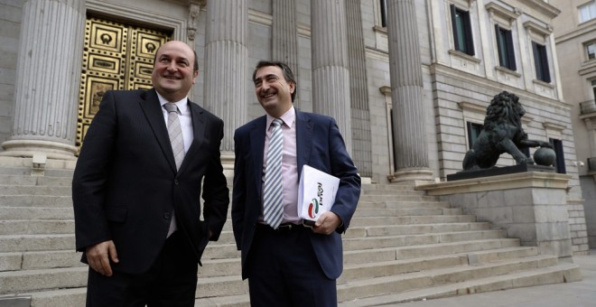 El presidente del PNV,Andoni Ortuzar, acompañado por el portavoz parlamentario vasco, Aitor Esteban, en las escalinatas del Congreso de los Diputados. EFE/Juan Carlos Hidalgo