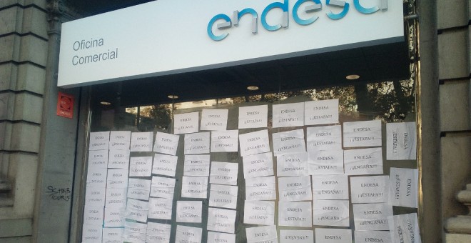 Oficina comercial d'Endesa a Barcelona objecte de la protesta de l'Aliança contra la Pobresa Enetrgètica. / Gererado Santos