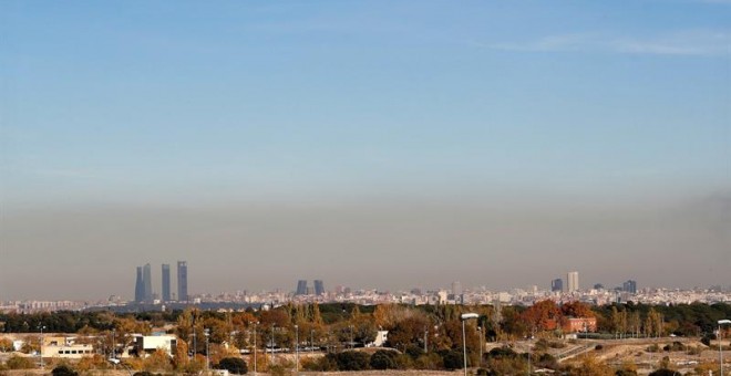 Vista de la capa de contaminación que cubre la ciudad de Madrid. - EFE