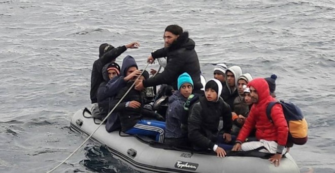 Inmigrantes en un bote neumático. | EP