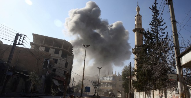 El humo se eleva cerca de una mezquitas tras los bombardeos en la localidad rebelde de Hamouriyeh, en el este de Guta, cerca de la capital siria de Damasco. REUTERS / Bassam Khabieh
