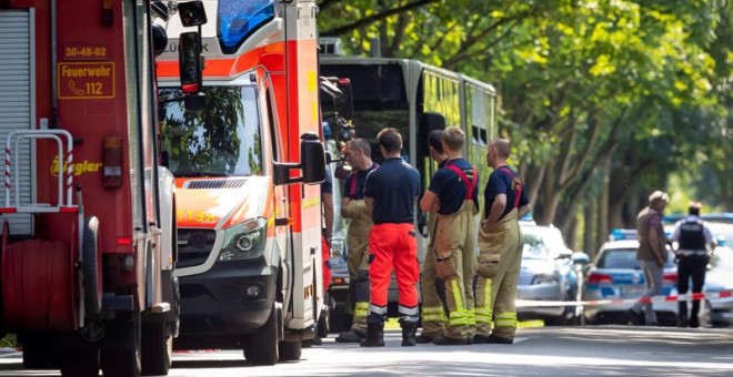 20/07/2018.- Efectivos de equipos de emergencia trabajan en el lugar donde doce personas resultaron heridas, dos de ellas de gravedad, en un ataque cometido por un hombre armado con un cuchillo en un autobús urbano, en la ciudad alemana de Lübeck, el 20 d